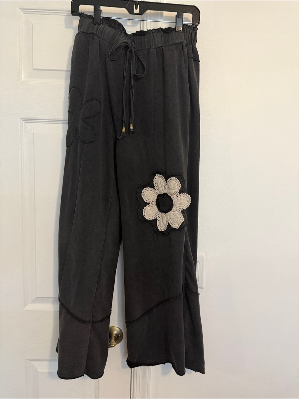 SHEIN Black Wide-Leg Pants with Floral Appliqué